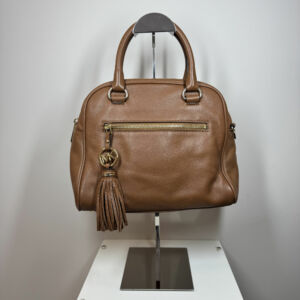 Bolsa Michael Kors média com Chaveiro e Alça Trasversal